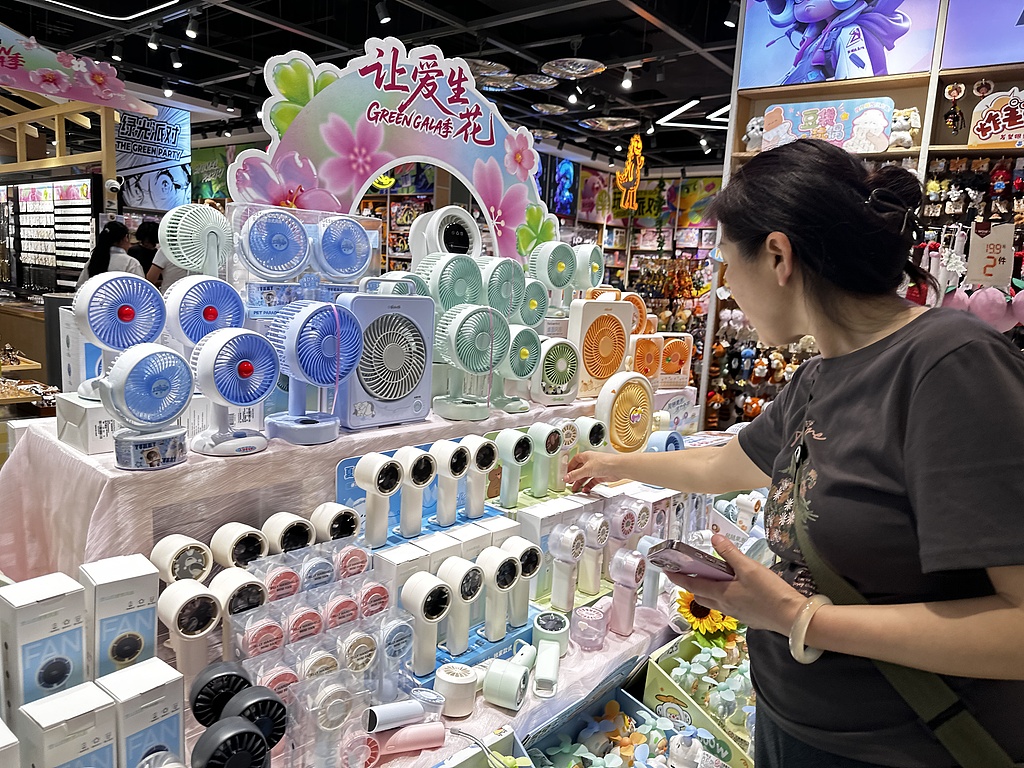 Mini fans are easily found both in stores and online in China, ranging in color, size and speed. /VCG