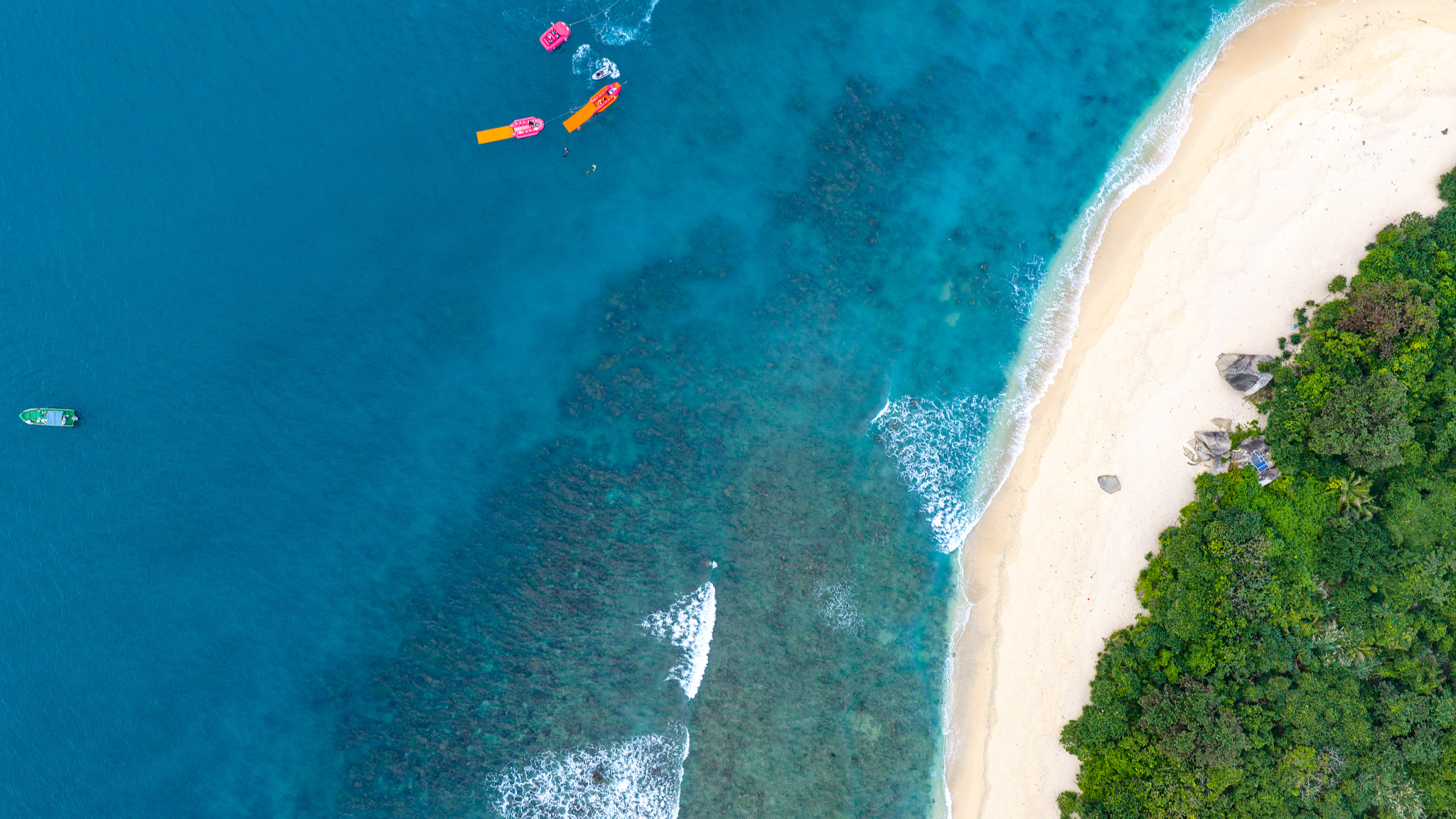 A stunning bird's-eye view of white sands, crystal-clear blue waters and breathtaking island scenery, Wanning, Hainan province, south China, December 18, 2025. /VCG