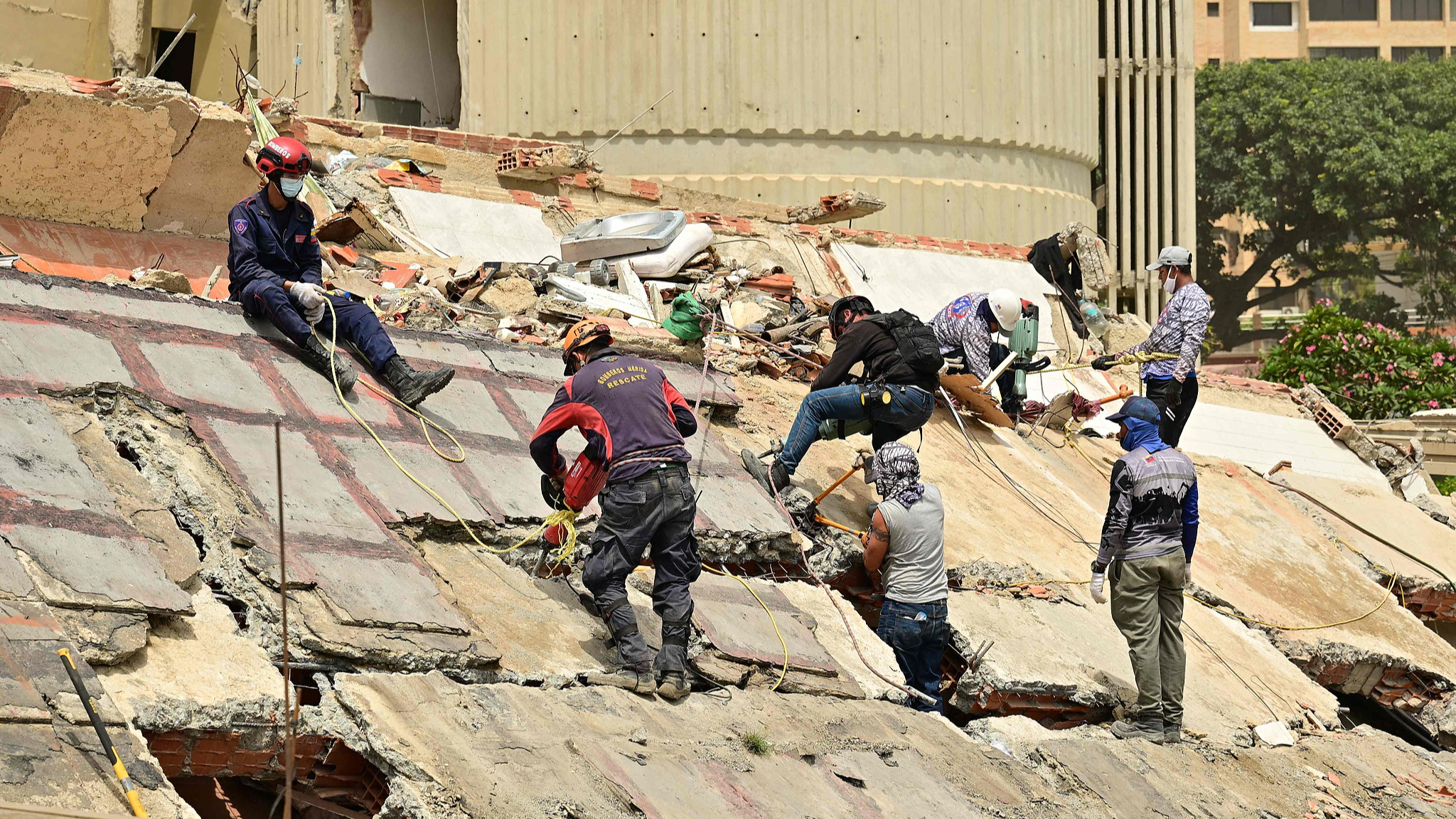 Rescuers search for victims at the site of collapsed buildings in Caraballeda, state of La Guaira, Venezuela, on July 10, 2026. /VCG
