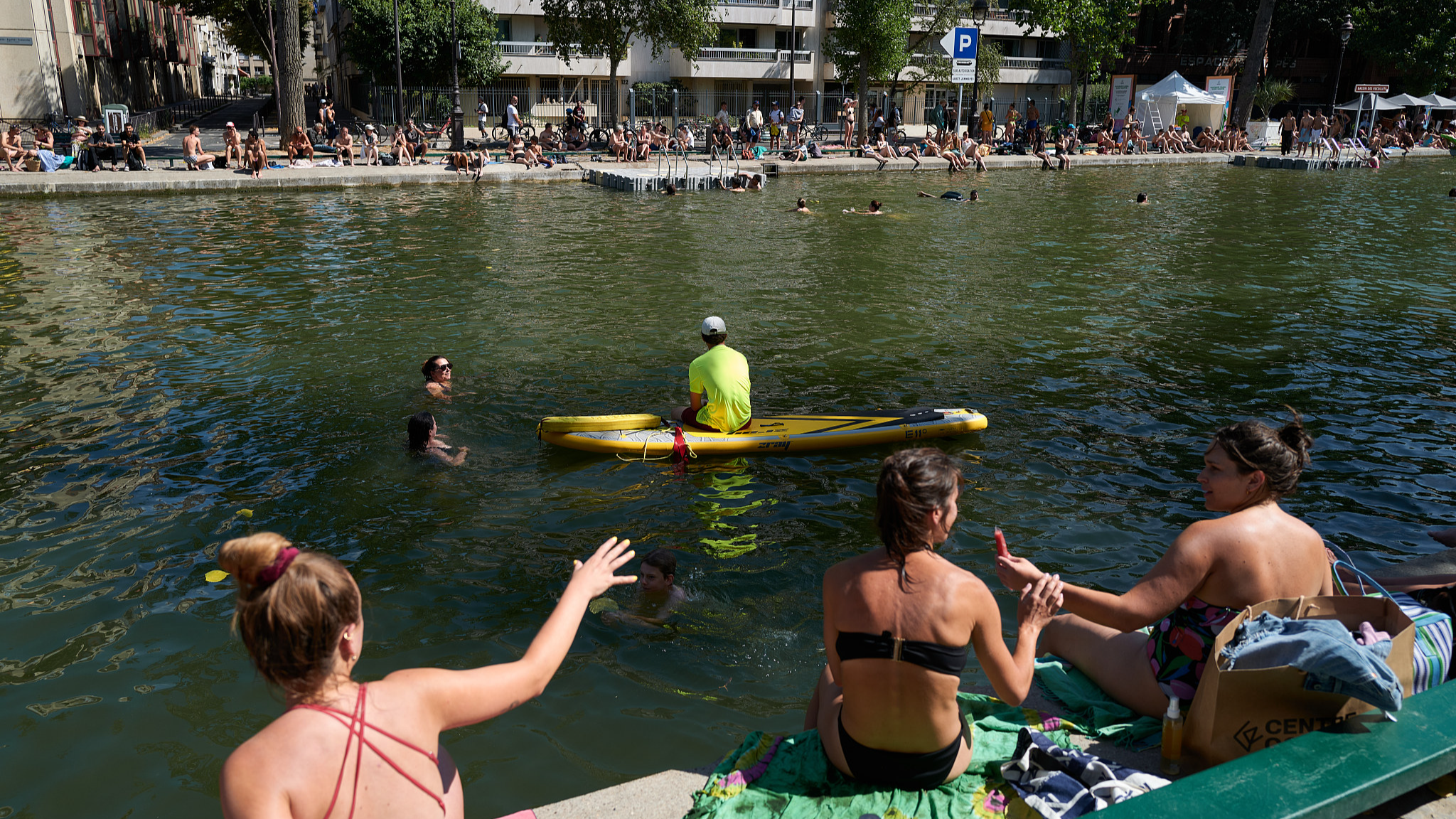 A lifeguard watches swimmers at the Canal Saint-Martin during the heatwave in Paris, France, July 12, 2026. /VCG