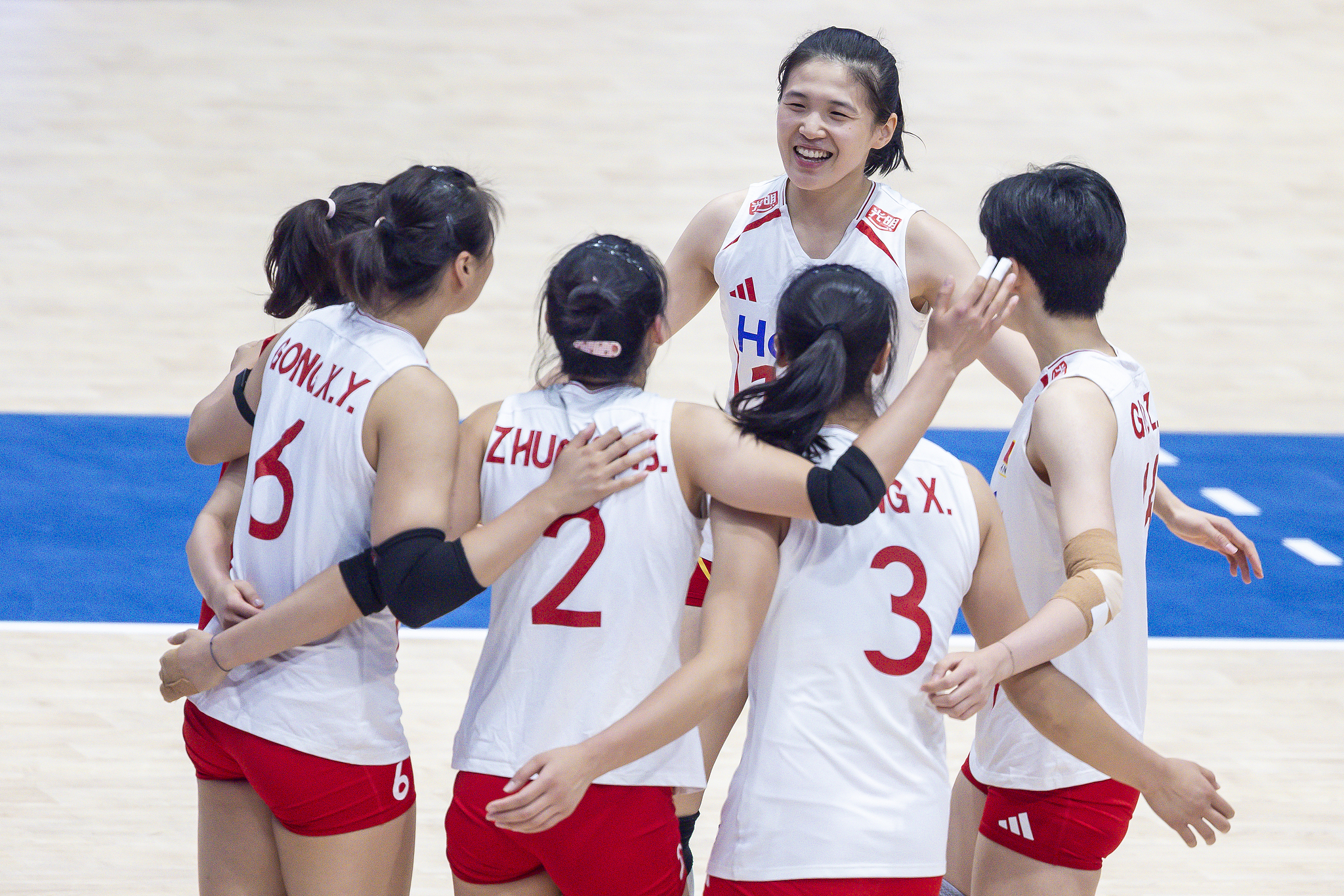 China's players celebrate after scoring a point against Italy in a Women's Volleyball Nations League match in Hong Kong SAR (Special Administrative Region), China, July 12, 2026. /VCG