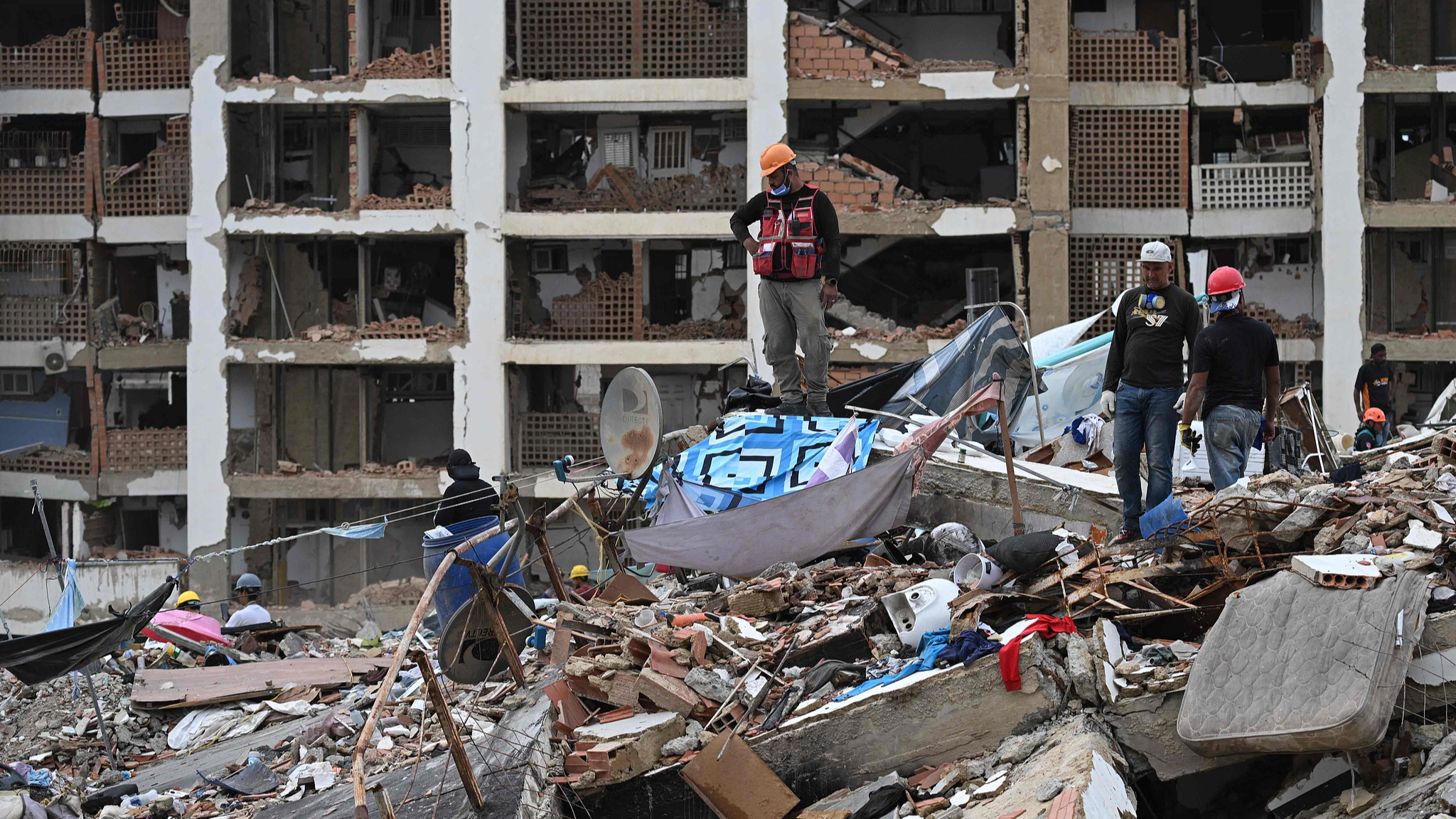 Rescuers search through the rubble of a collapsed apartment building in Caraballeda, La Guaira state, Venezuela, July 12, 2026. /VCG