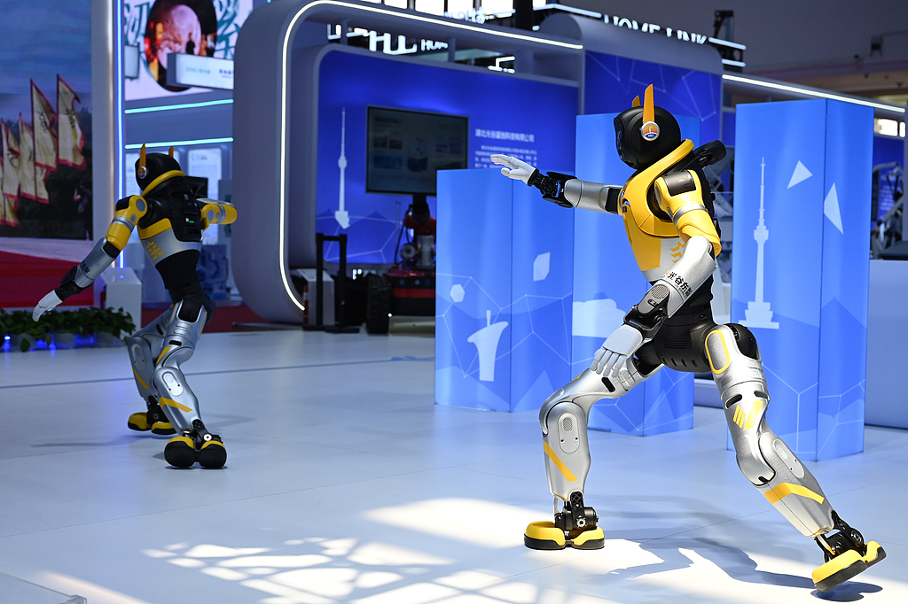 Humanoid robots dance at a booth during the 4th Supply Chain Expo in Beijing, China, 22 June 2026. /VCG