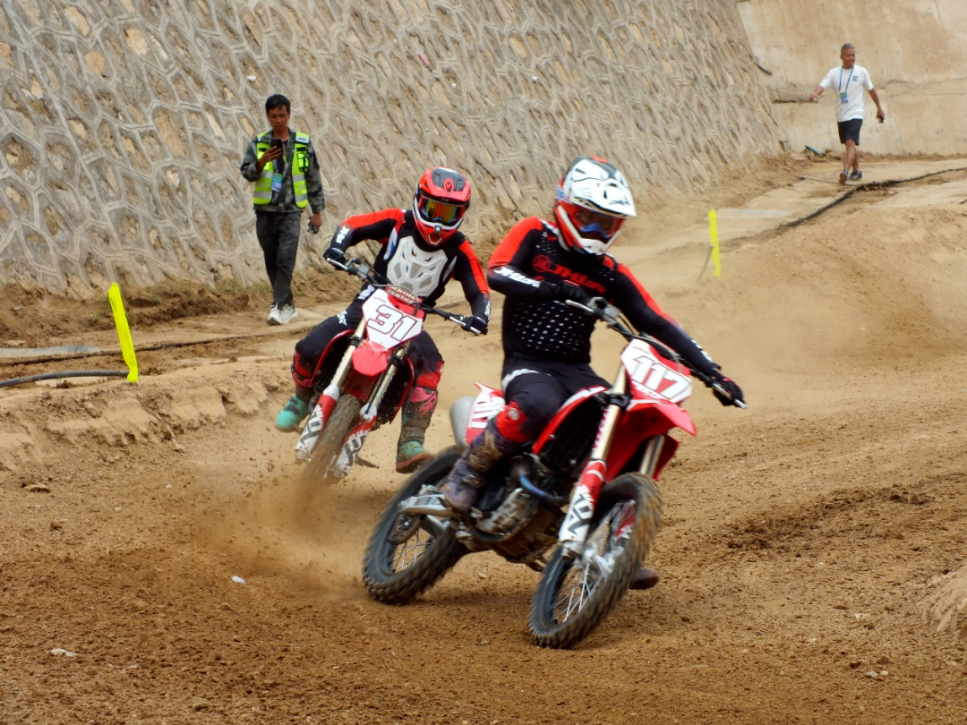 A rider on the Chongqing Junchi Motorcycle Racing Team competes in a motorcycle race. /Bridging News