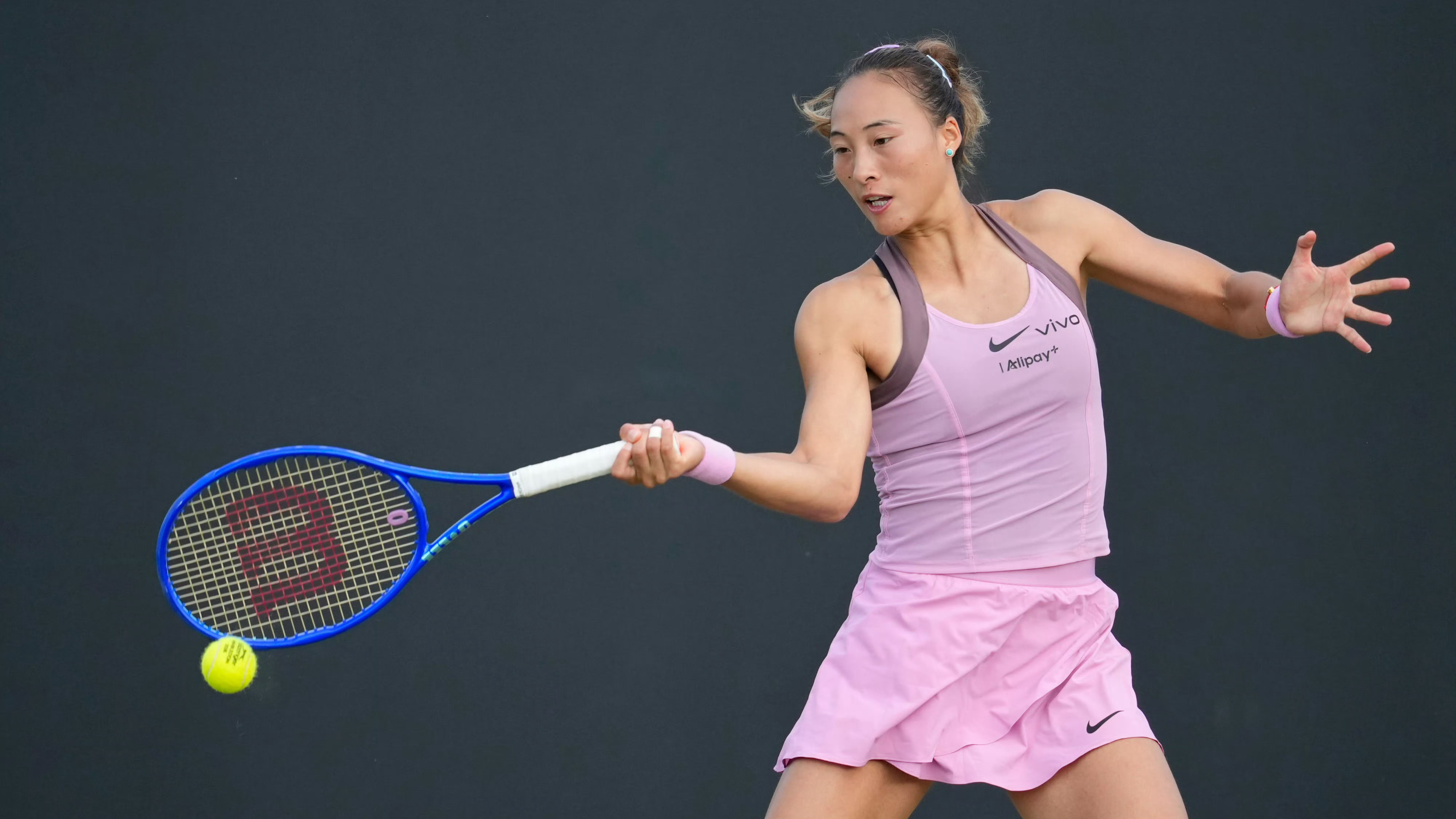 Zheng Qinwen powers past Bouzas Maneiro in Athens opener