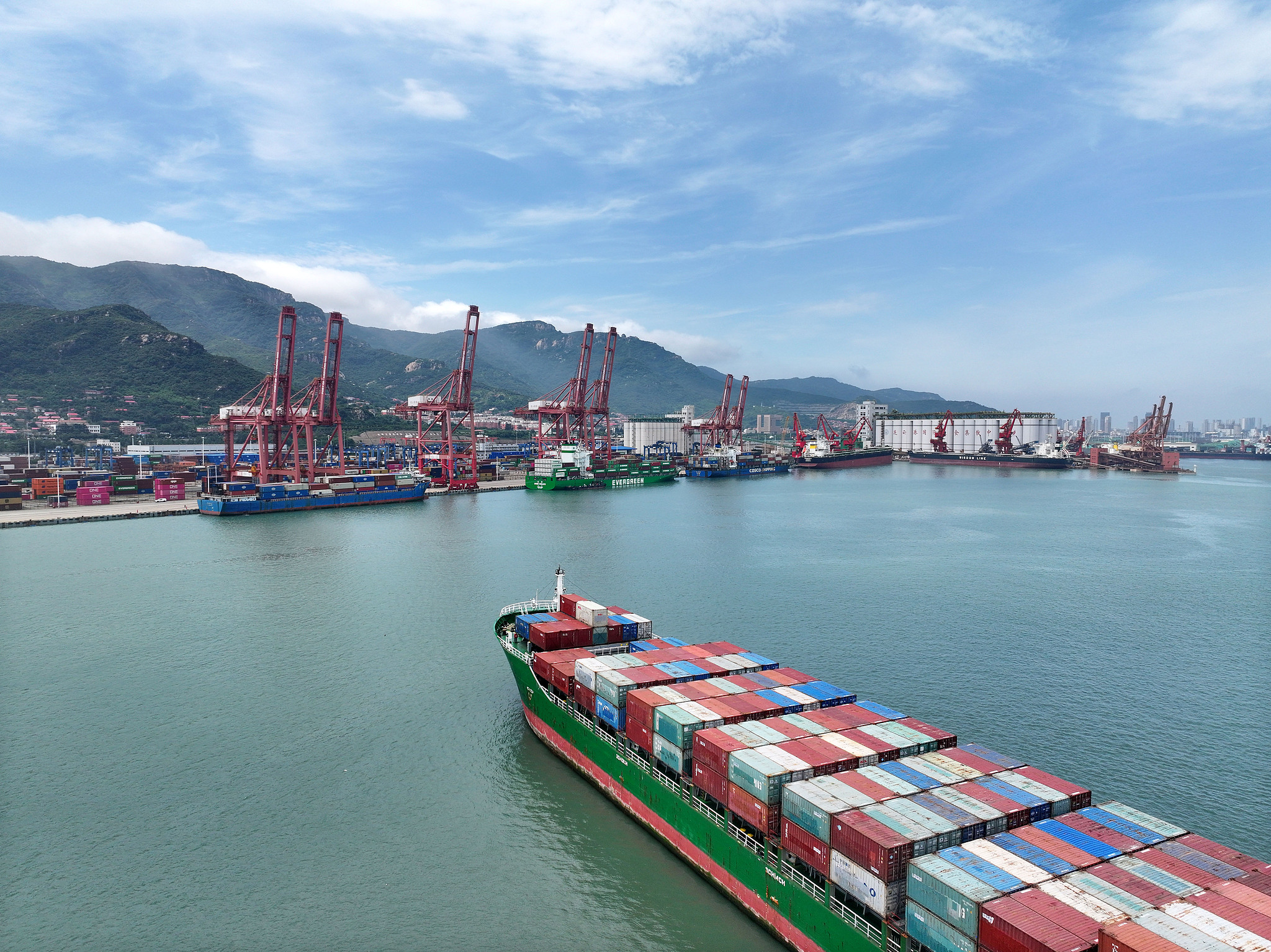 Containers are loaded and unloaded at a terminal of Lianyungang Port, east China's Jiangsu Province, July 8, 2026. /VCG