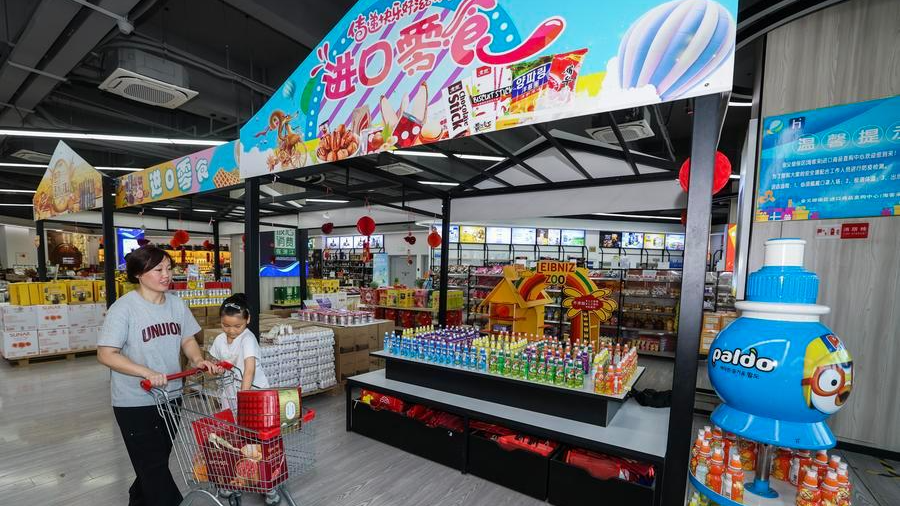 Customers select imported goods at Jinyi Comprehensive Bonded Zone in Jindong District of Jinhua City, east China's Zhejiang Province, July 7, 2026. /Xinhua