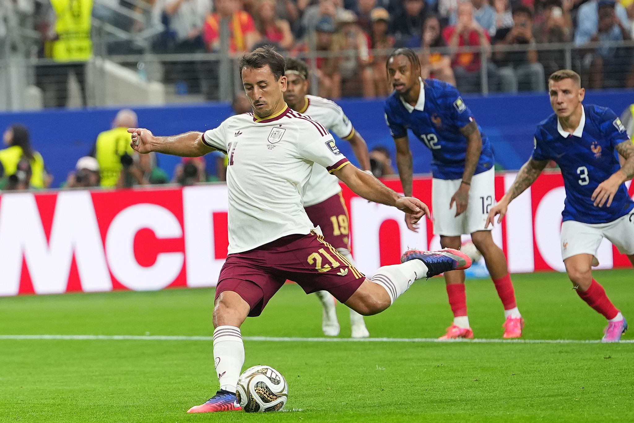 Spain forward Mikel Oyarzabal (#21) shoots to score a penalty kick in the semifinal match against France at the 2026 FIFA World Cup in Arlington, Texas, July 14, 2026. /VCG