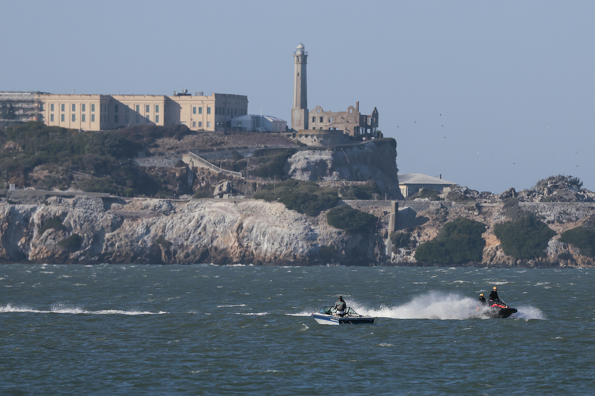 Jet skis patrol the water looking for two missing individuals after a pontoon boat capsized in San Francisco, California, US, July 14, 2026. /VCG