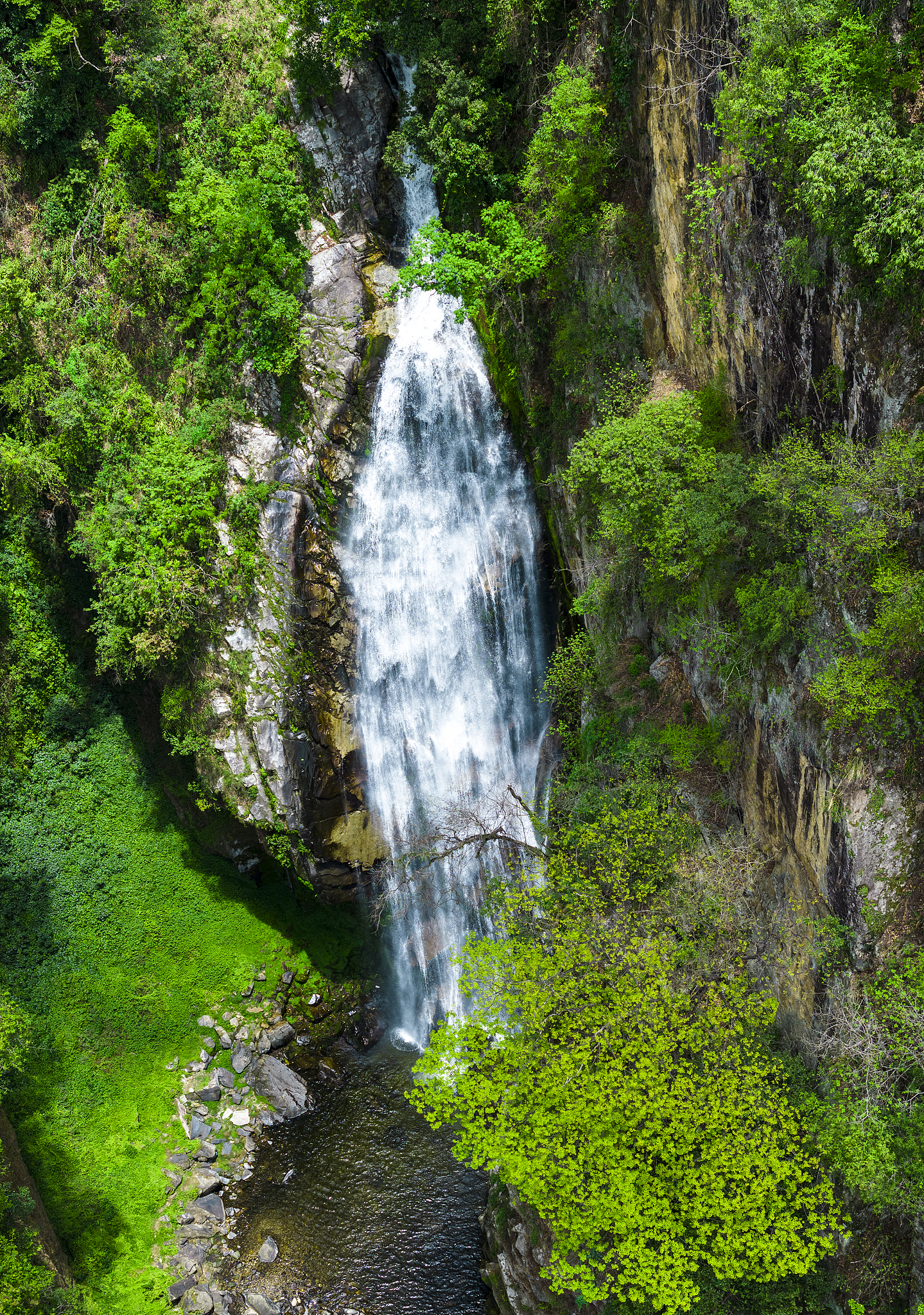 Waterfalls cascade through the primeval forests and river valleys of the Gaoligong Mountain in Baoshan, Yunnan Province, southwest China, May 22, 2025. /VCG