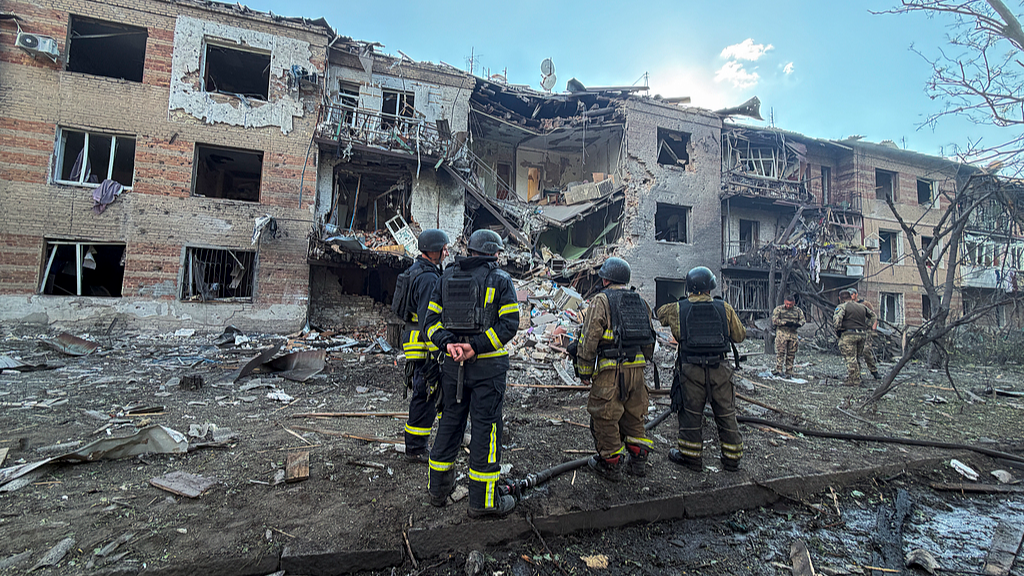 Ukrainian rescuers work at the site after an aerial bomb strikes a residential area in Zaporizhzhia, Ukraine, July 15, 2026. /VCG