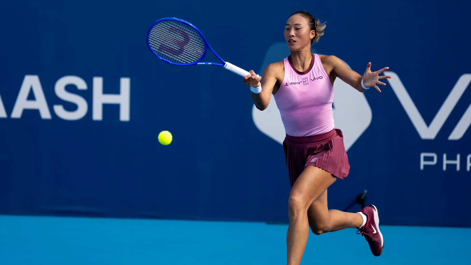 China's Zheng Qinwen hits a shot against Australia's Elena Micic in a women's singles round of 16 match at the Athens Open in Athens, Greece, July 15, 2026. /Weibo