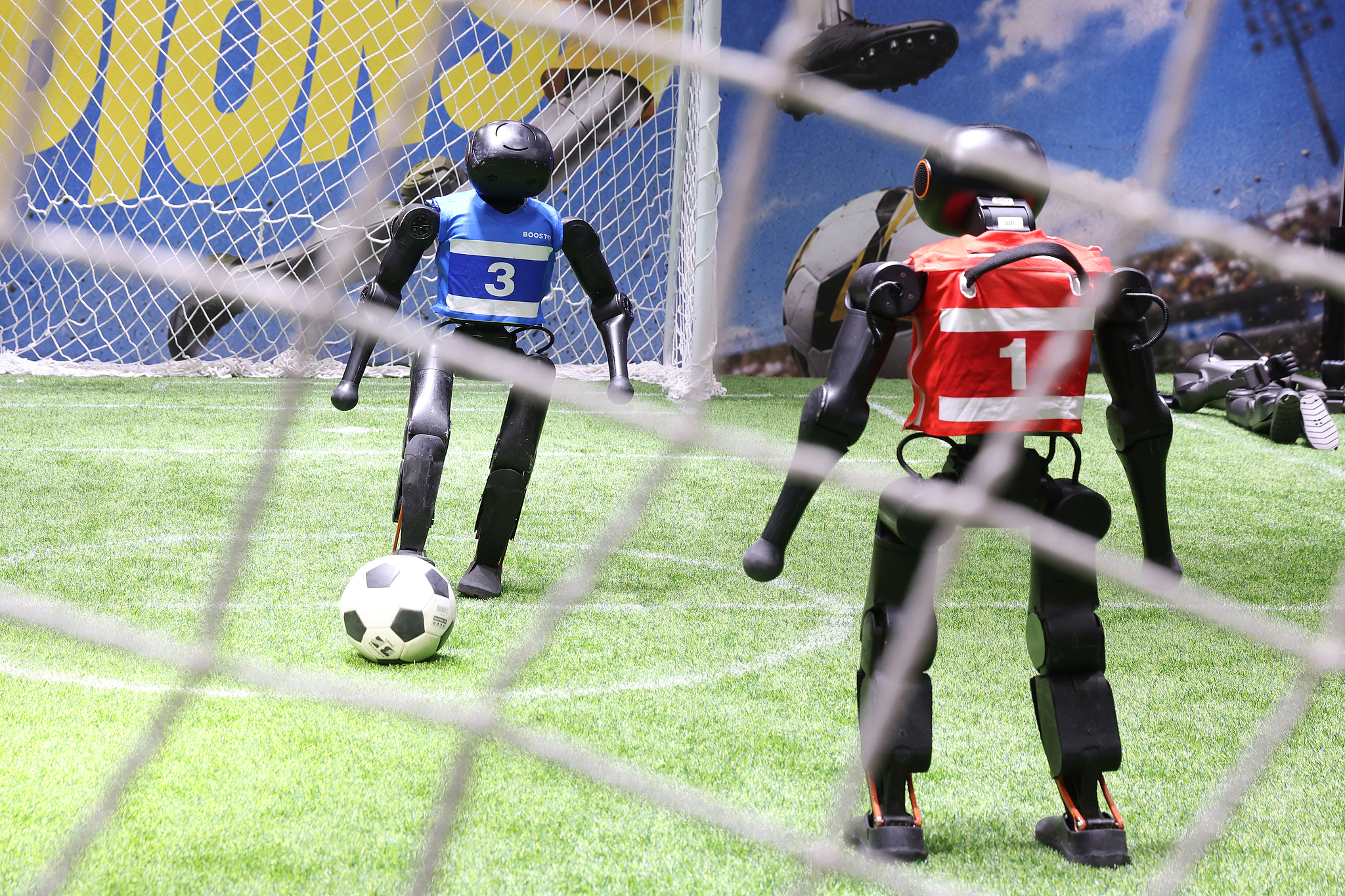  Humanoid robots play a football match at the WAIC on July 17, 2026, in Shanghai, China. /VCG
