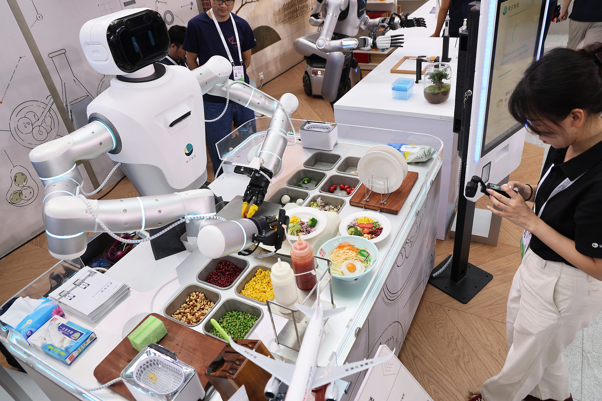 A humanoid robot prepares a healthy meal at the WAIC on July 17, 2026, in Shanghai, China. /VCG