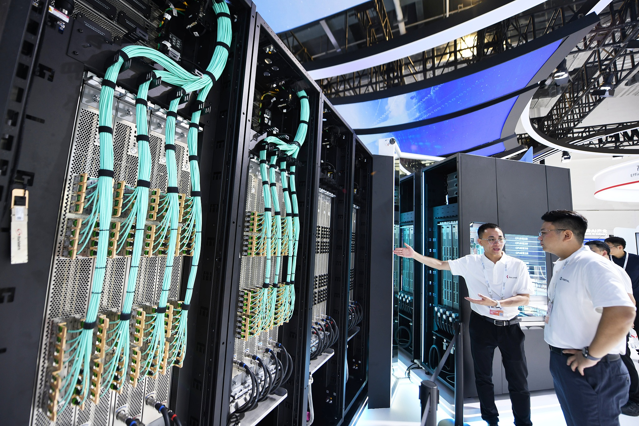 Visitors view the Huawei Ascend 950 super node at the World Artificial Intelligence Conference 2026 in Shanghai, China, on July 17, 2026. /VCG