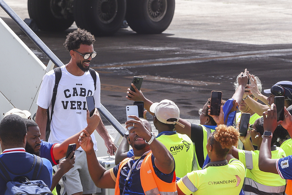 Cape Verde goalkeeper Vozinha greets fans as he arrives with his team at Cidade da Praia Airport after exiting the 2026 World Cup, Cidade da Praia, Cape Verde, July 5, 2026. /VCG