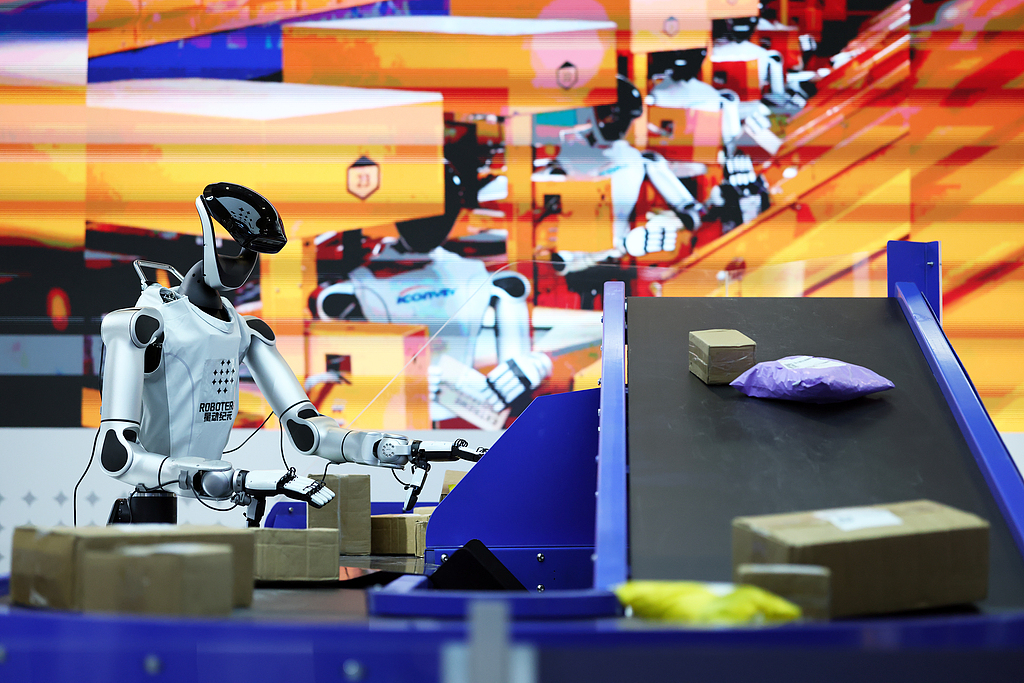 A humanoid robot sorts products as the 2026 World Artificial Intelligence Conference kicks off in Shanghai, China, on July 17, 2026./VCG