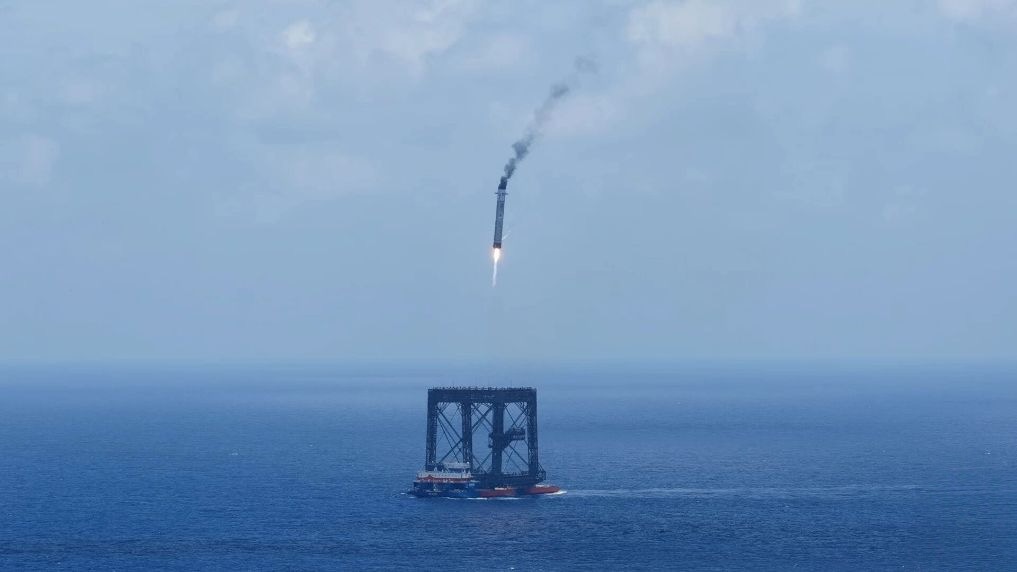 The first stage of the Long March-10B carrier rocket moments before being caught and recovered by a netted structure at sea, on July 10, 2026./VCG