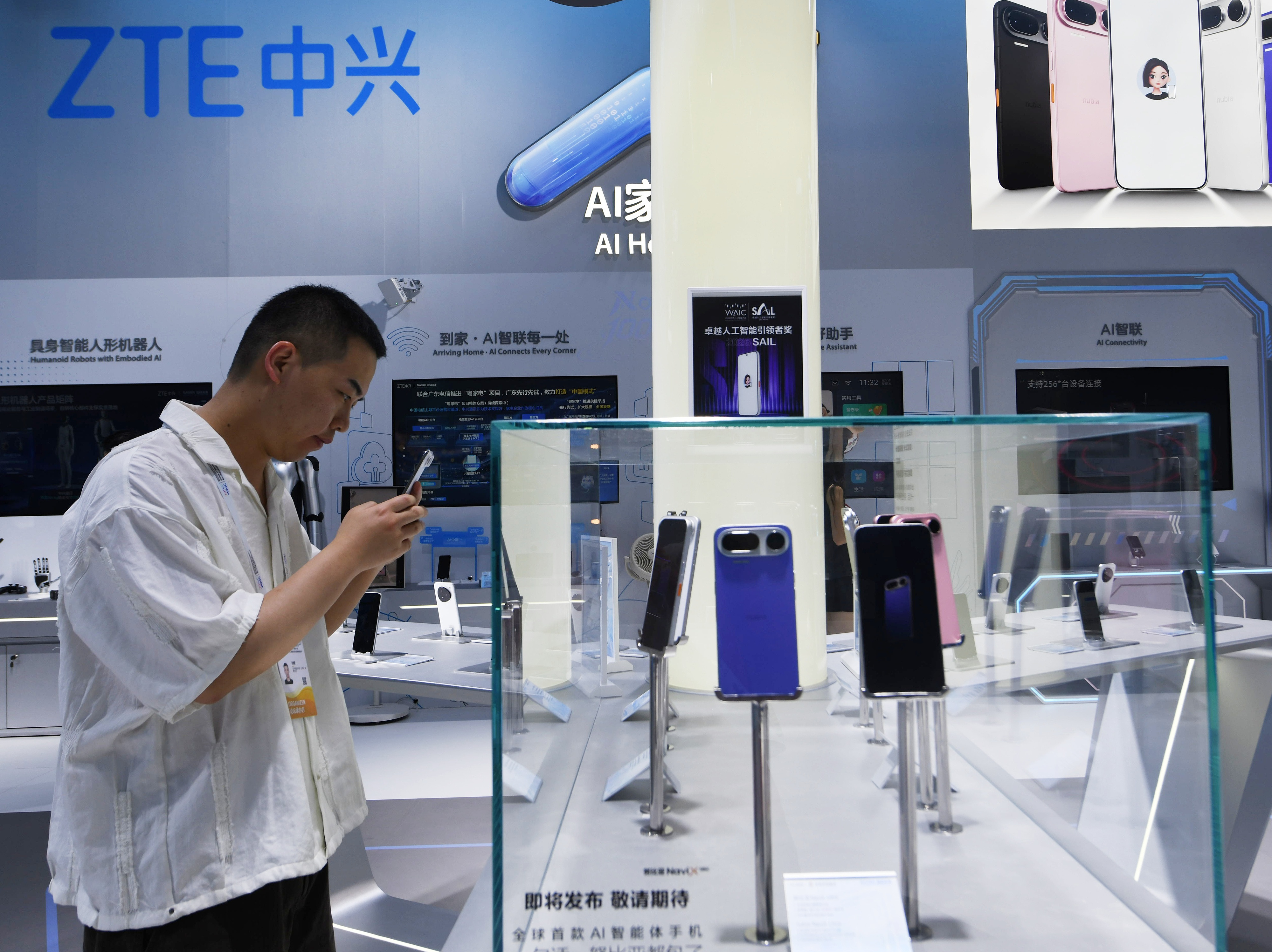 Visitors view the Nubia NaviX Ultra smartphone powered by ByteDance's Doubao Phone Assistant at the 2026 World Artificial Intelligence Conference (WAIC) in Shanghai, China, July 17, 2026. /VCG