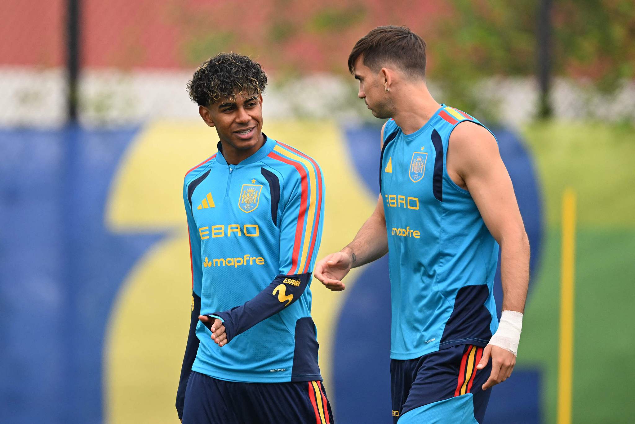 Spain players Lamine Yamal (L) and Pedro Porro talk to each other during a training session ahead of the 2026 FIFA World Cup final against Argentina in Hanover, New Jersey, July 16, 2026. /VCG