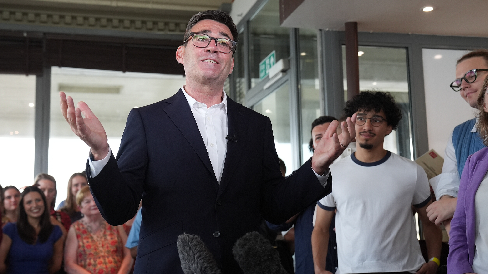 Newly confirmed Labor Party leader Andy Burnham speaks with local stakeholders and party supporters during a visit to Gravesend Town Pier, Gravesend, England, July 17, 2026. /CFP