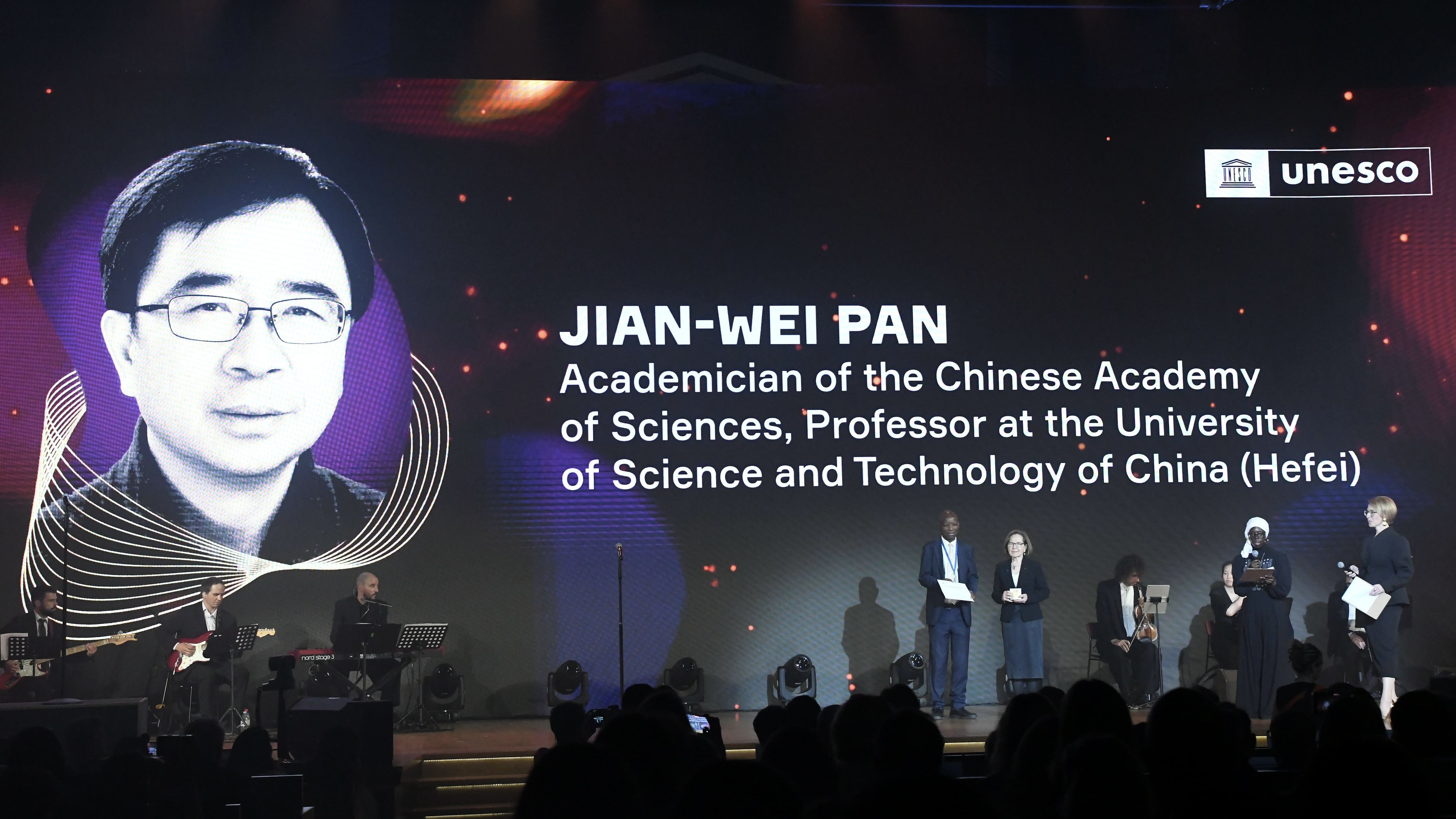 Chinese quantum physicist Pan Jianwei receives the UNESCO-Russia Mendeleev International Prize in the Basic Sciences at UNESCO headquarters in Paris, becoming the first Chinese recipient of the award, July 17, 2026. /VCG