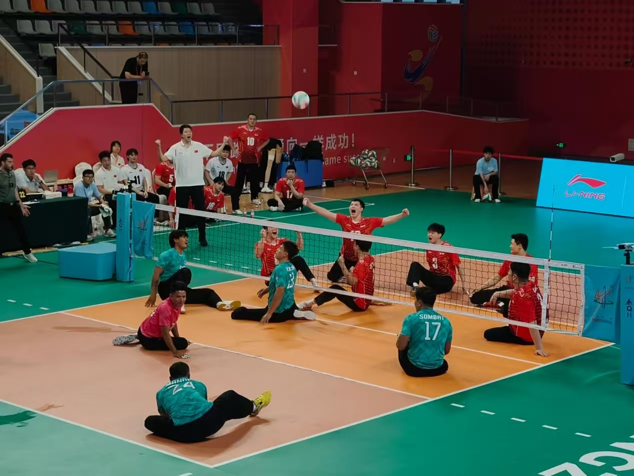 Intense sitting volleyball action is seen at the China Goalball Training Base in Hangzhou, Zhejiang Province. /Luo Xiao, CMG