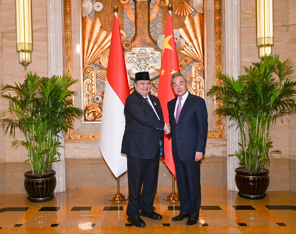 Chinese Foreign Minister Wang Yi (R) meets with Indonesian Coordinating Minister for Economic Affairs Airlangga Hartarto in Shanghai, China, July 18, 2026. /Chinese Foreign Ministry