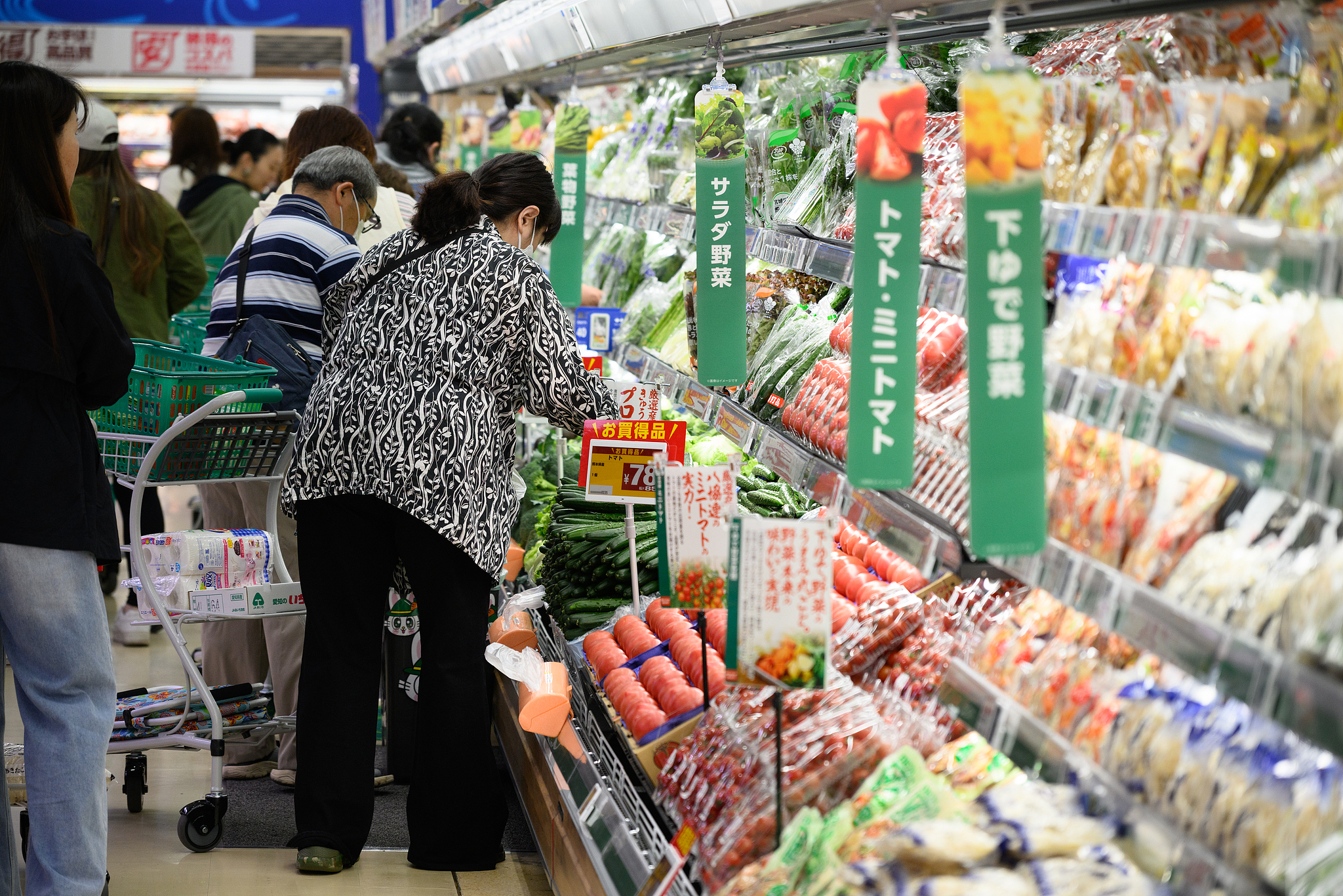 Customers in front of the vegetable section at a local food store in Ama, Aichi Prefecture, Japan, April 24, 2026. /VCG