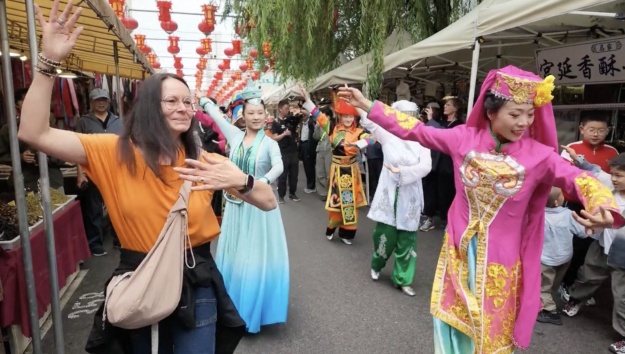 Foreign tourists flock to Xining for a cool summer getaway
