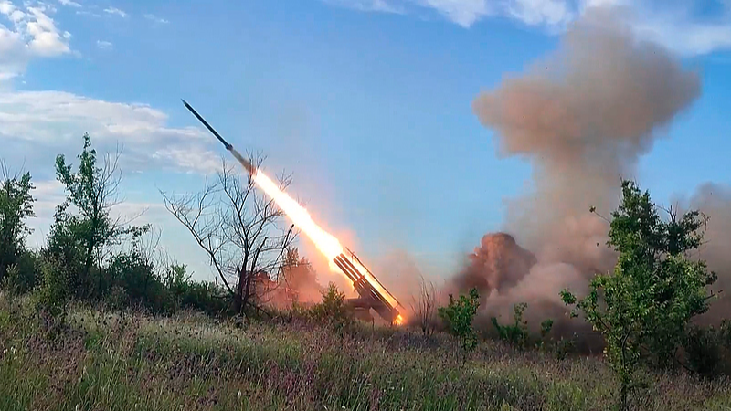 Moscow strikes 149 Ukrainian zones, Kyiv hits Russian oil depots