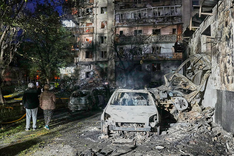 Local residents walk among debris following Russia's missile attack in Kyiv, Ukraine, July 19, 2026. /VCG