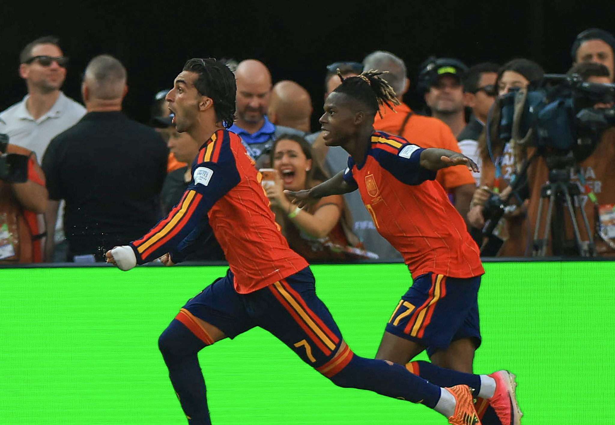 Spain's Ferran Torres (#7) and Nico Williams (#17) celebrate after combining for Spain's goal to beat Argentina 1-0 in extra time in the 2026 FIFA World Cup in East Rutherford, New Jersey, USA, July 19, 2026. /VCG