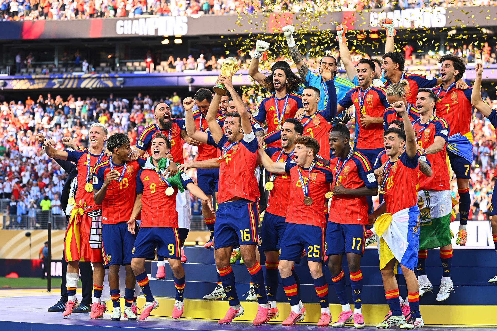 Spain's players celebrate after beating Argentina 1-0 in extra time to win the 2026 FIFA World Cup final in East Rutherford, New Jersey, USA, July 19, 2026. /VCG
