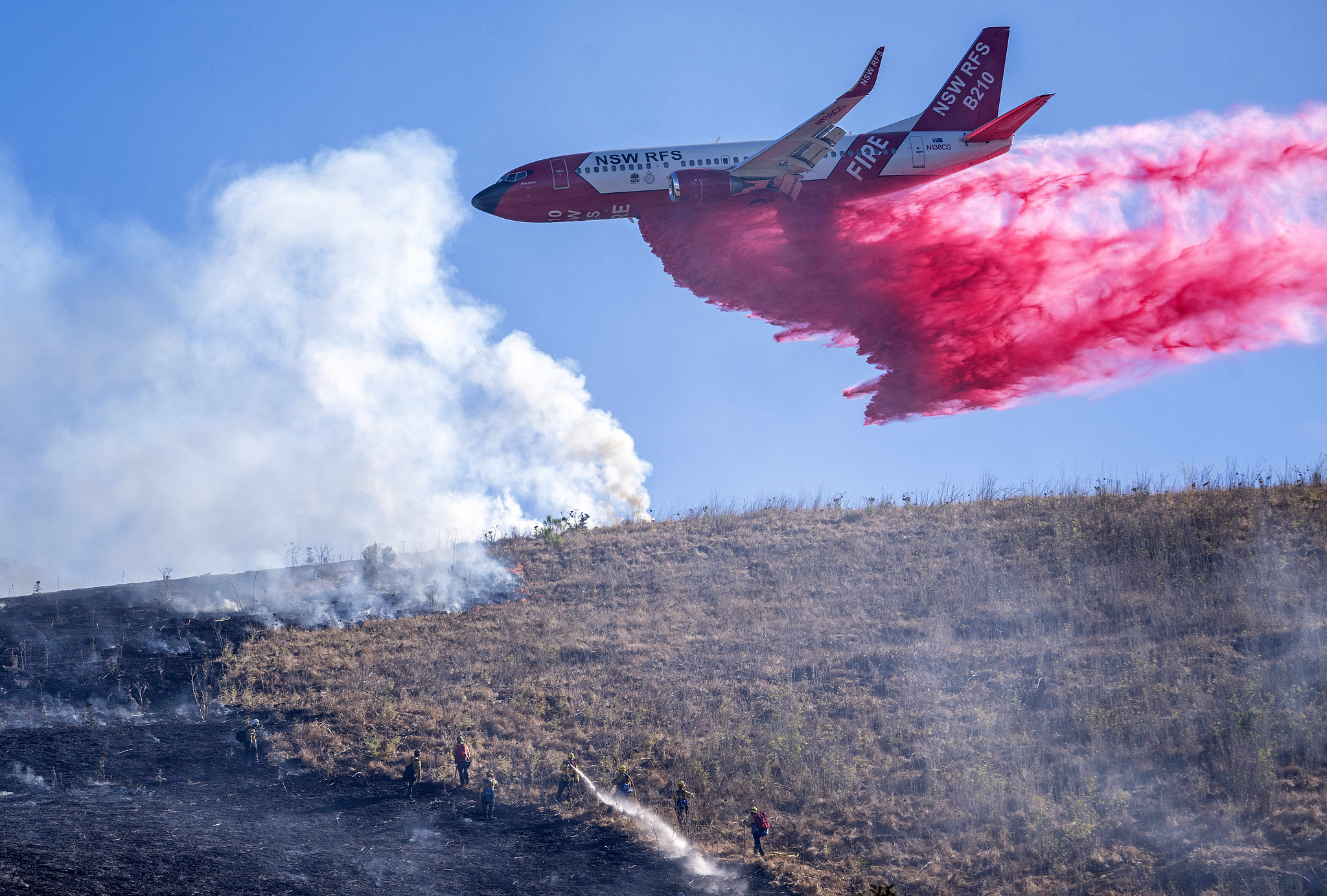 An airplane drops fire retardant on the Narrow fire in Ladera Ranch, California, US, July 7, 2026. /VCG