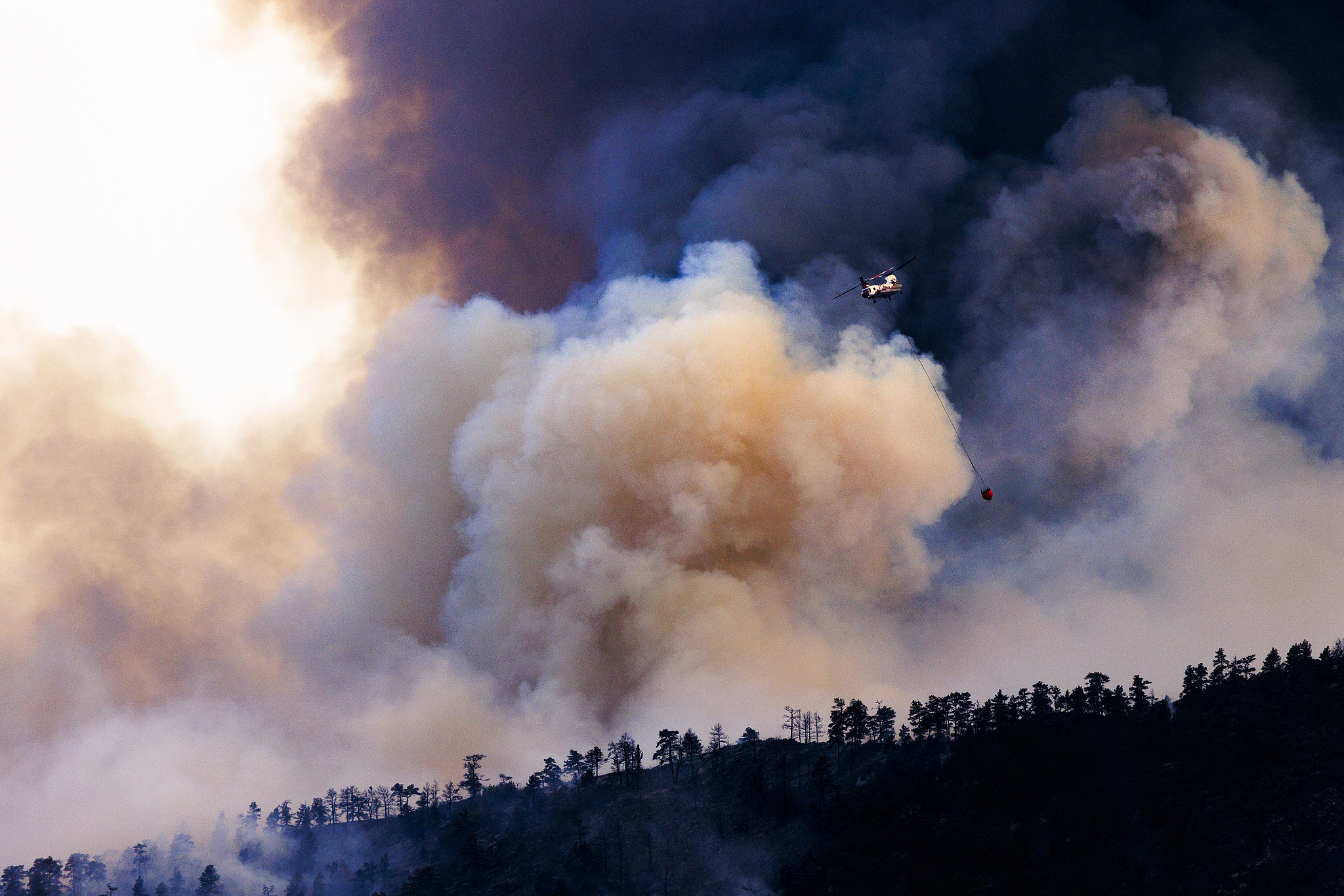 A firefighting helicopter drops water on the Aspen Acres fire in Colorado City, Colorado, US, July 3, 2026. /VCG