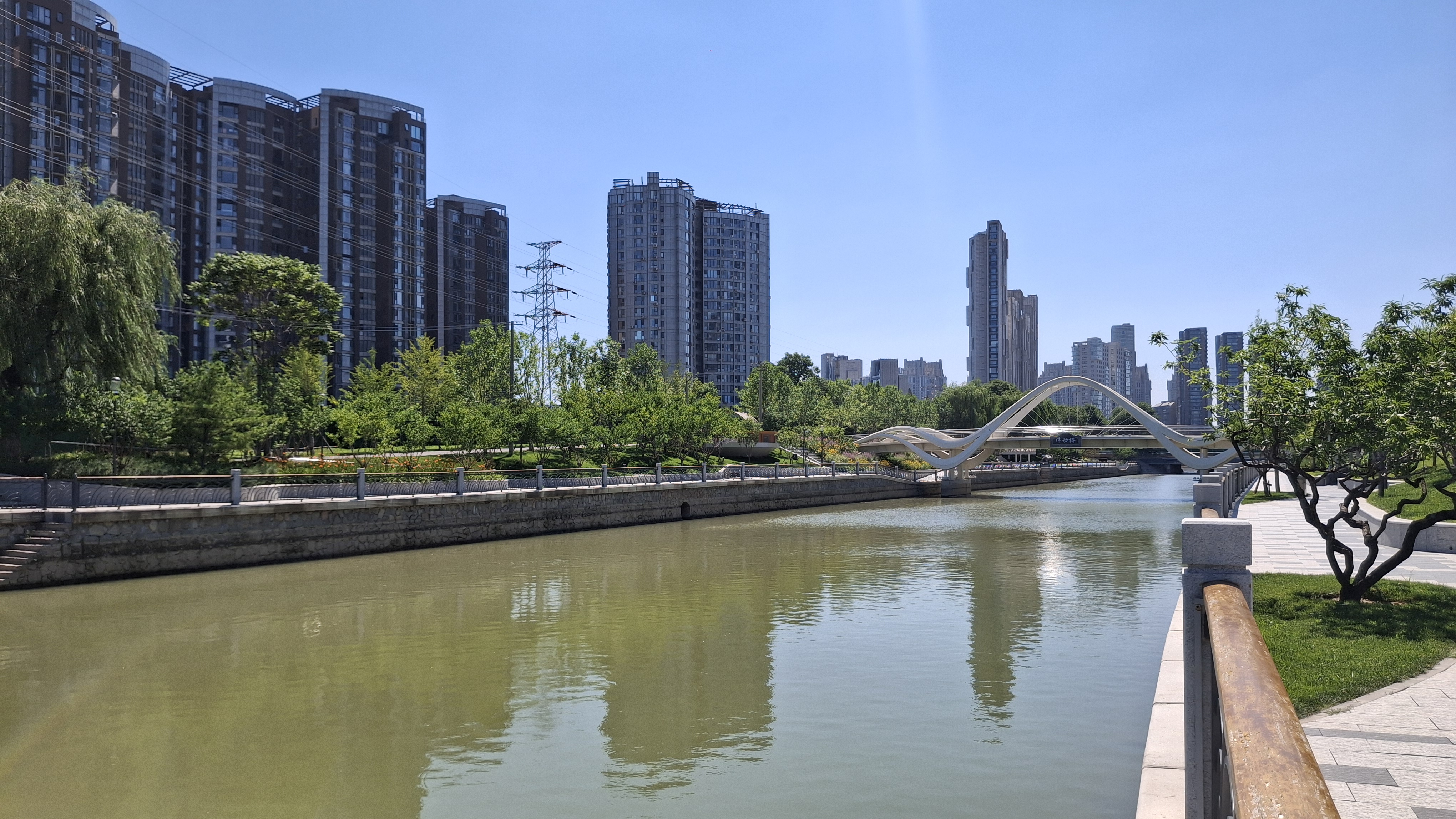 The Ba River Greenway in Beijing blends riverside landscapes with urban life, offering residents a space to walk, cycle and reconnect with nature. Denique Daniëls/CGTN