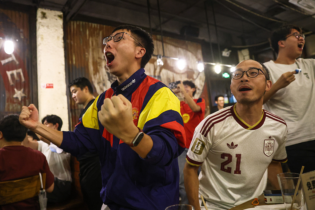 Fans watch the 2026 FIFA World Cup final match between Spain and Argentina at a bar in Beijing, China, July 20, 2026. /VCG