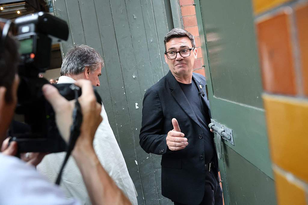 Andy Burnham (R) makes a 