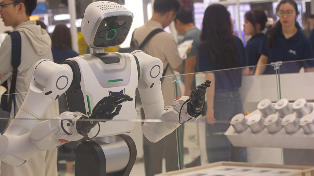 A humanoid robot loads and divides items for an assembly line during the 2026 World Artificial Intelligence Conference and High-Level Meeting on Global AI Governance in Shanghai, China. /VCG