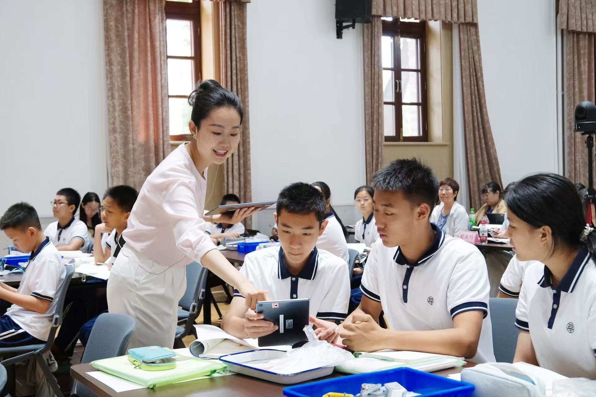 A teacher gives a biology class at Beijing No. 4 High School during a seminar on AI-powered biology teaching and assessment for secondary schools in Beijing, China, June 20, 2025. /VCG