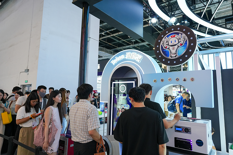 Visitors queue up at the 2026 World Artificial Intelligence Conference (WAIC 2026) in Shanghai, China, on July 17, 2026. /VCG