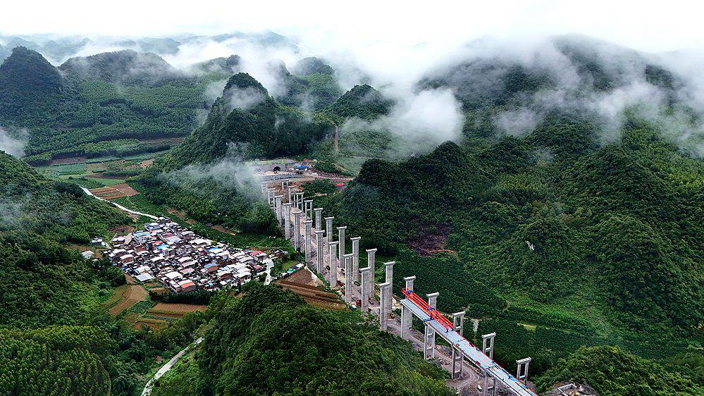 Girder installation operations underway on a bridge in Liuzhou, Guangxi Zhuang Autonomous Region, July 20, 2026. /VCG