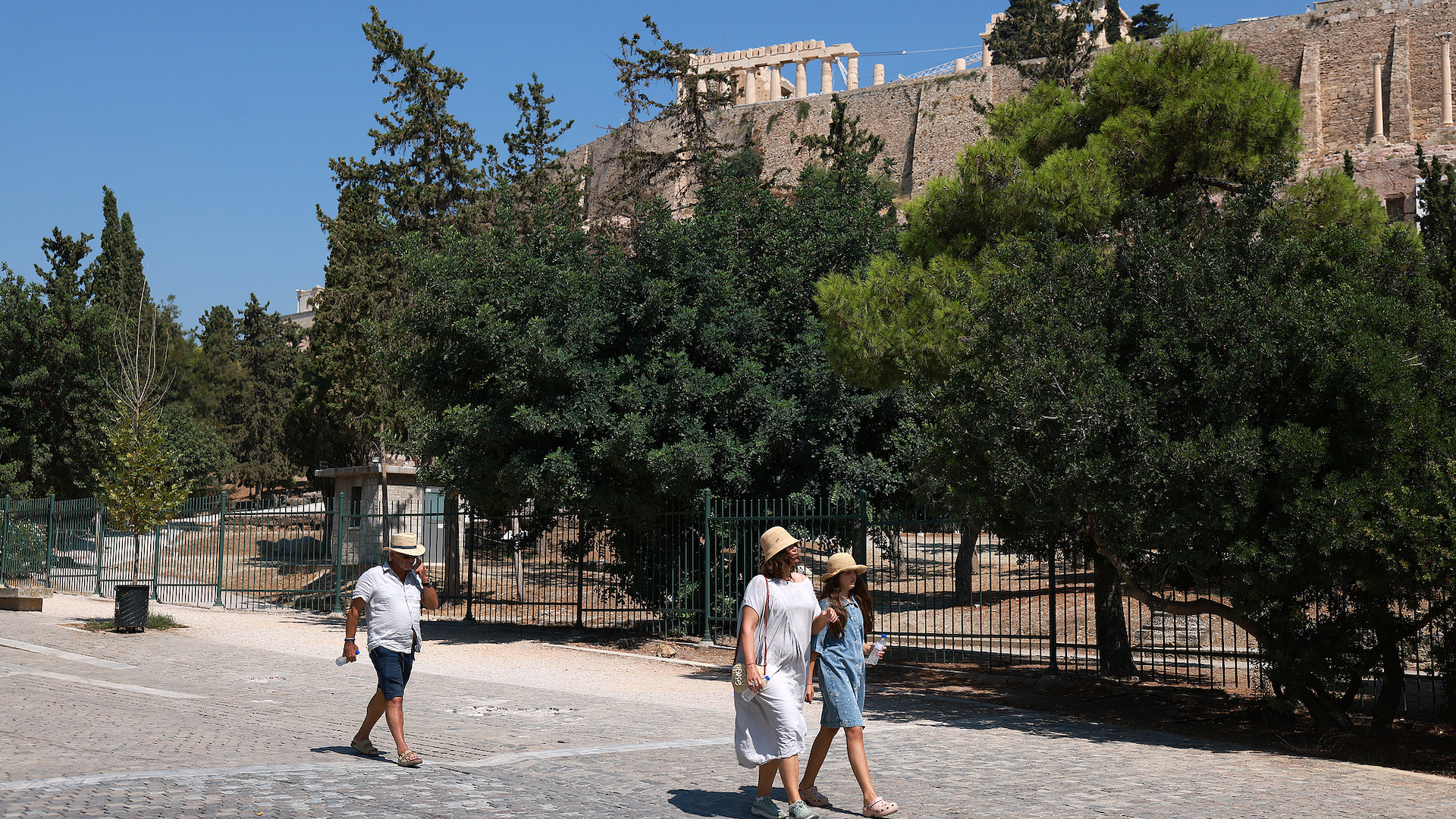 Greece faces first summer heatwave, emergency services on high alert