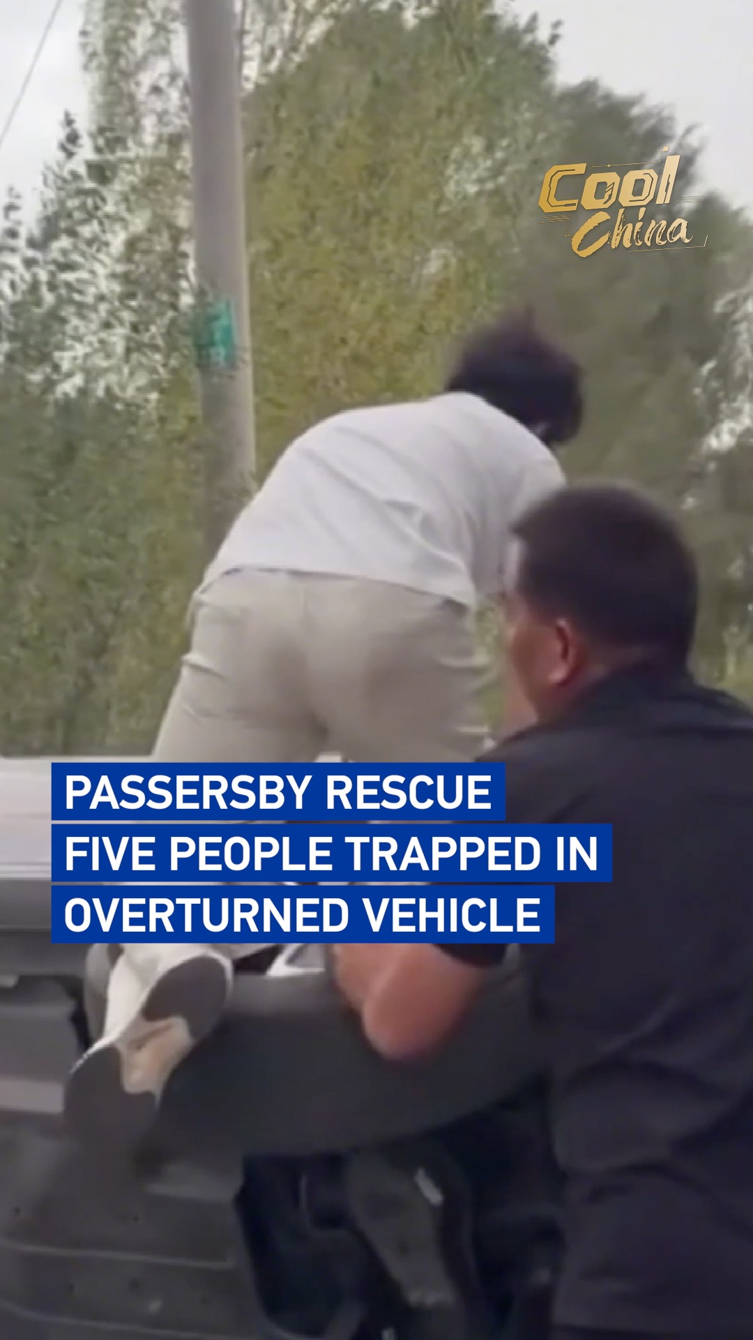 Passersby rescue five people trapped in overturned vehicle