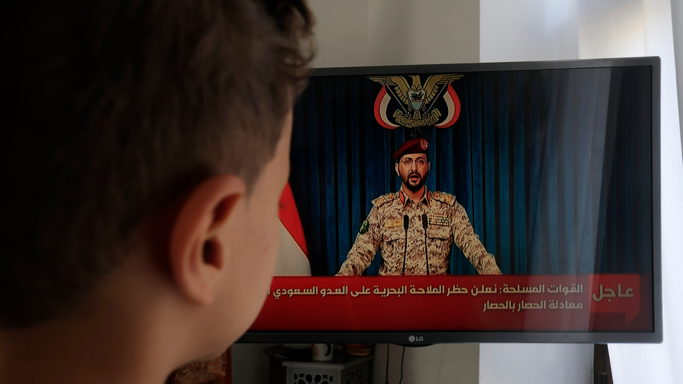 A person watches Houthi military spokesman Yahya Sarea deliver a televised statement in Sana'a, Yemen, July 20, 2026. /VCG
