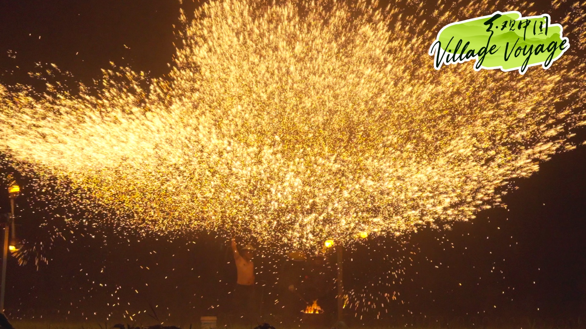 A sky full of sparks: Desheng's molten iron fireworks
