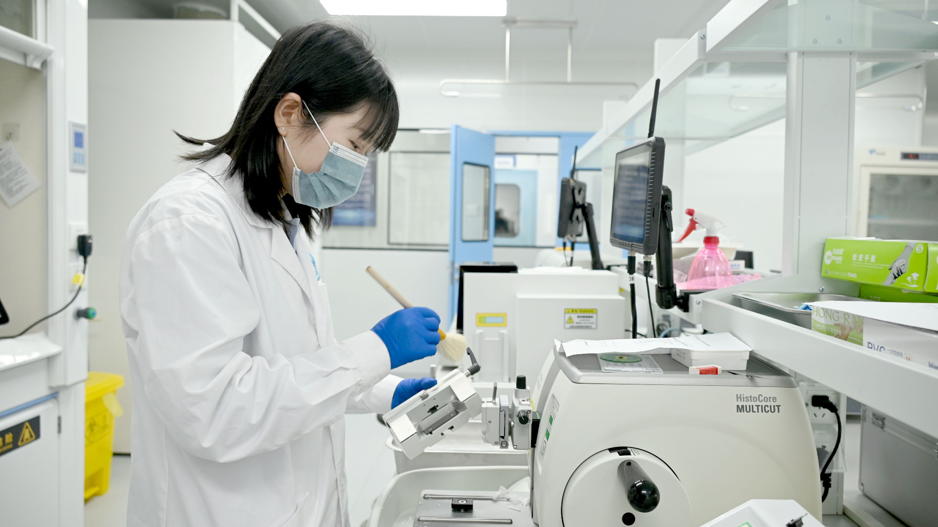 A researcher conducts pathology testing at the Intelligent Pathology Center of Jinfeng Laboratory in southwest China's Chongqing. /Bridging News