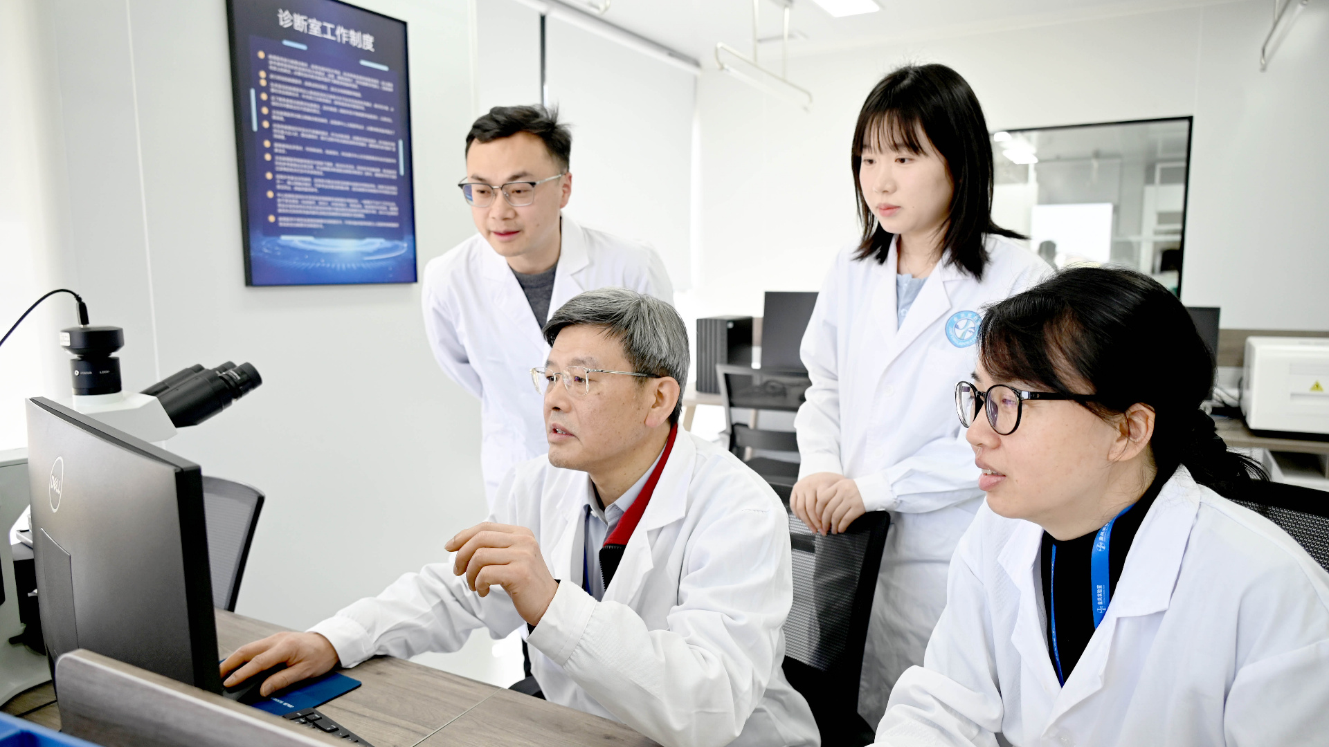 Pathologists conduct a remote consultation at the Intelligent Pathology Center of Jinfeng Laboratory in southwest China's Chongqing. /Bridging News