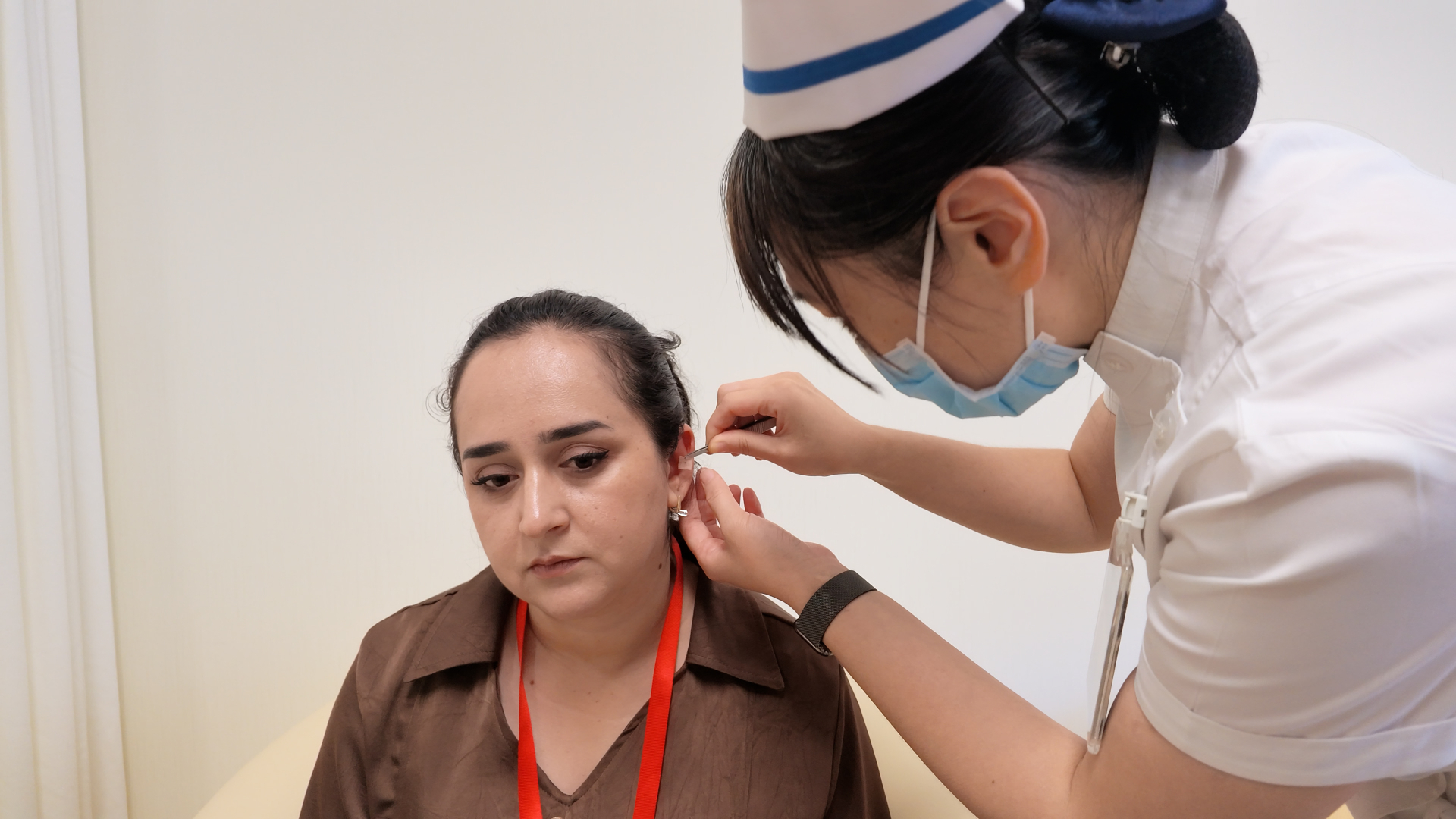 Shukrona Hikmatova tries auricular plasters at Peking Union Medical College Hospital, Beijing, China, July 17, 2026. /CGTN